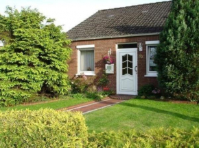 Ferienhaus in Hage mit Garten, Terrasse und Grill